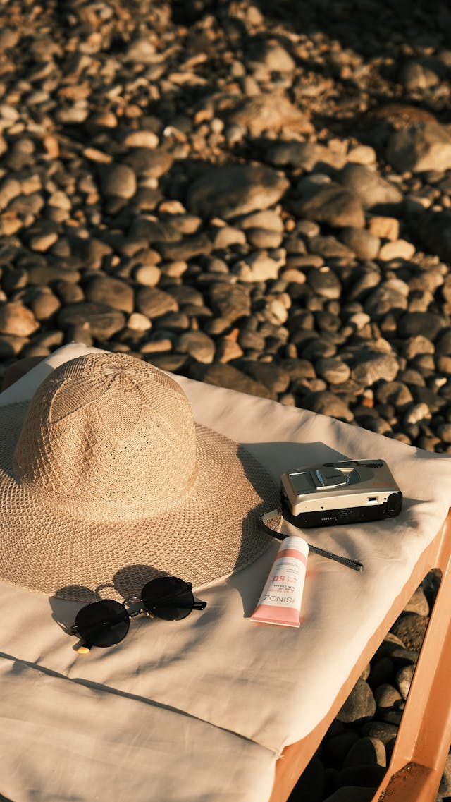 vari metodi per capire come proteggere la pelle dal sole: spf, occhiali, cappello
